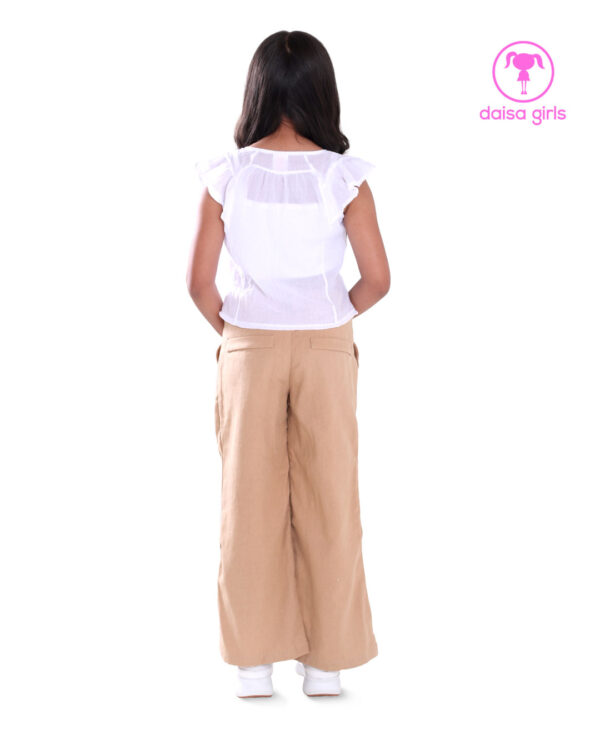 conjunto-lino-algodon-camisa-blanca-top-silueta-wide-leg-pantalon-camel-cadena-correa-vista-espalda-ropa-para-nina-daisa-girls-bogota-colombia