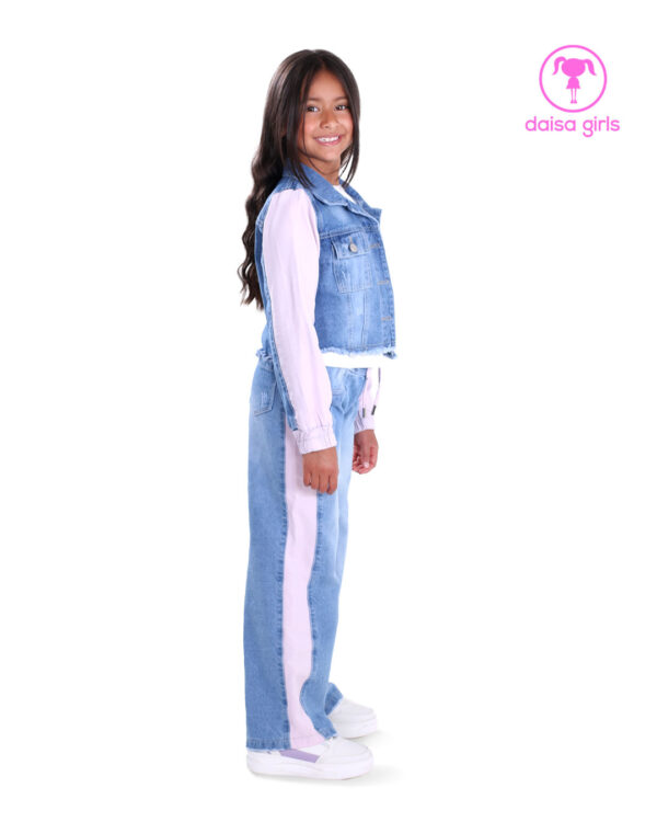 conjunto-jean-rigido-silueta-palazo-cortes-laterales-rosado-chaqueta-corta-dehilado-puño-resortado-vista-lateral-ropa-para-nina-daisa-girls-bogota-colombia