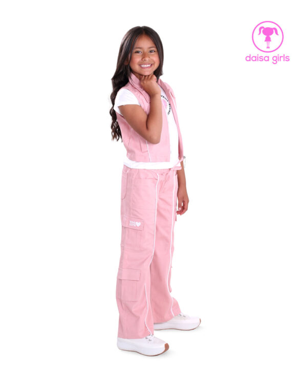 conjunto-pantalon-chaleco-dril-palazo-caucho-bolsillos-laterales-tapa-cargo-palo-rosa-camiseta-ropa-para-nina-daisa-girls-bogota-colombia