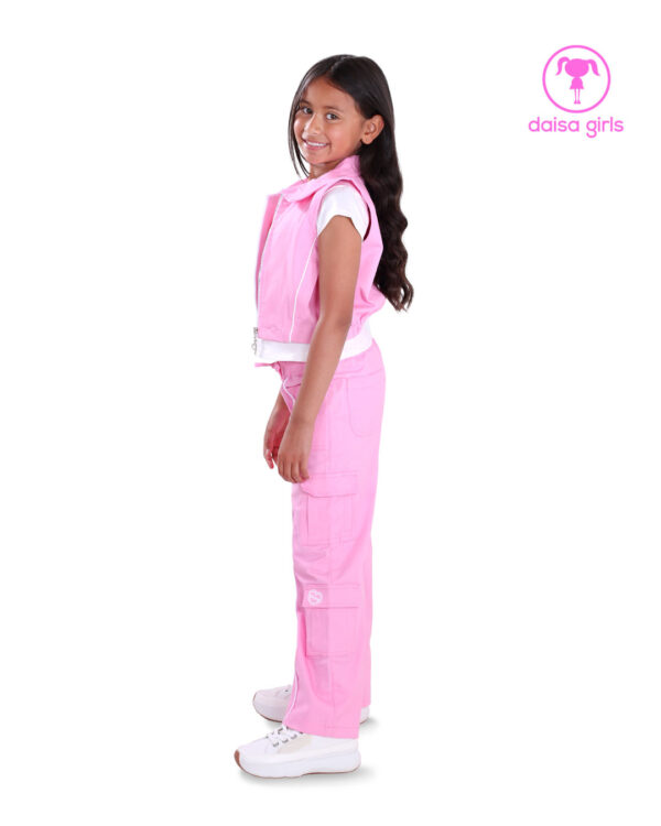 conjunto-pantalon-chaleco-dril-palazo-caucho-bolsillos-laterales-tapa-cargo-rosado-camiseta-vista-lateral-ropa-para-nina-daisa-girls-bogota-colombia
