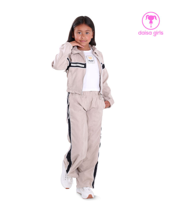 conjunto-pantalon-chaqueta-nylon-soft-set-silueta-palazo-sudadera-cortes-laterales-camisilla-manga-sisa-camel-ropa-para-nina-daisa-girls-bogota-colombia