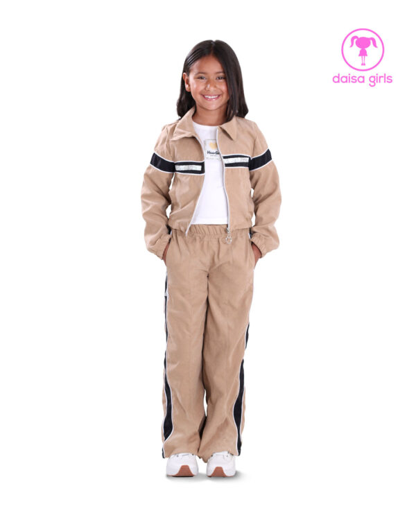 conjunto-pantalon-chaqueta-nylon-soft-set-silueta-palazo-sudadera-cortes-laterales-camisilla-manga-sisa-caqui-ropa-para-nina-daisa-girls-bogota-colombia