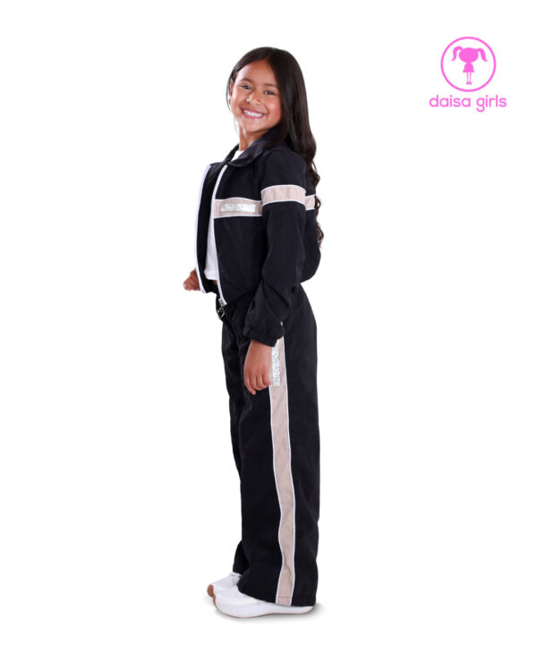 conjunto-pantalon-chaqueta-nylon-soft-set-silueta-palazo-sudadera-cortes-laterales-camisilla-manga-sisa-negro-camel-vista-lateral-ropa-para-nina-daisa-girls-bogota-colombia