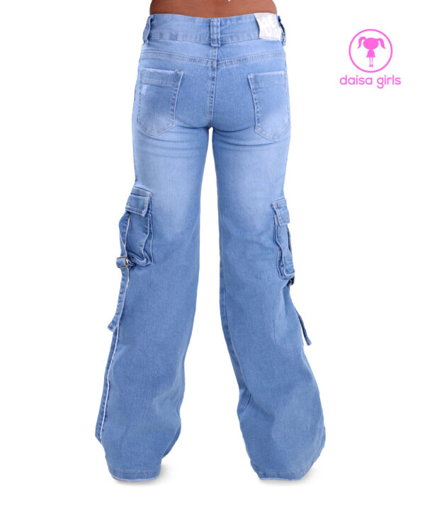 pantalon-jean-licrado-cargo-silueta-flare-azul-medio-vista-espalda-ropa-para-nina-daisa-girls-bogota-colombia