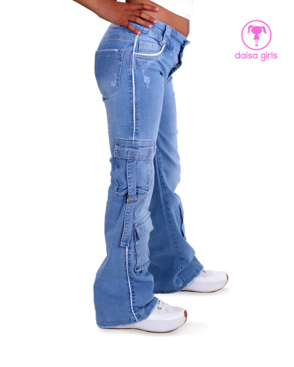 pantalon-jean-licrado-cargo-silueta-flare-azul-medio-vista-lateral-ropa-para-nina-daisa-girls-bogota-colombia