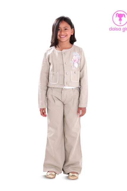 conjunto-apt-rigido-chaqueta-corta-escote-redondo-botones-bolsillos-pantalon-palazzo-flare-encauchado-pliegues-camel-flor-ropa-para-nina-daisa-girls-bogota-colombia