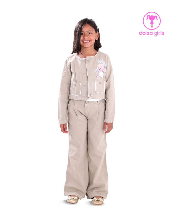 conjunto-apt-rigido-chaqueta-corta-escote-redondo-botones-bolsillos-pantalon-palazzo-flare-encauchado-pliegues-camel-flor-ropa-para-nina-daisa-girls-bogota-colombia