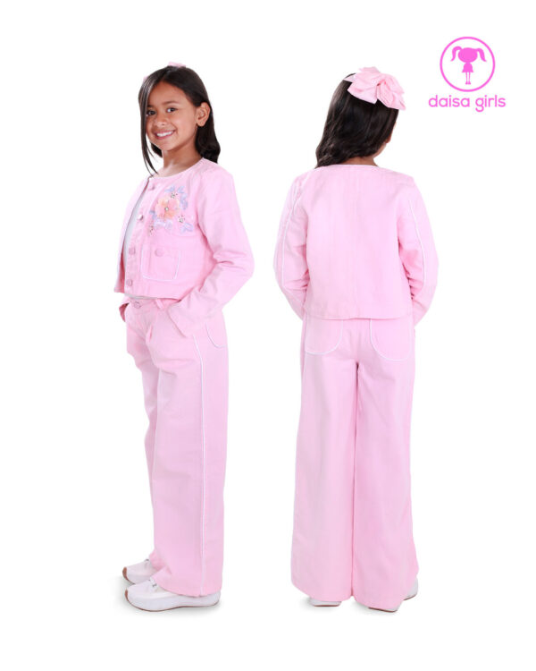 conjunto-apt-rigido-chaqueta-corta-escote-redondo-botones-bolsillos-pantalon-palazzo-flare-encauchado-pliegues-rosado-flor-ropa-para-nina-daisa-girls-bogota-colombia-3