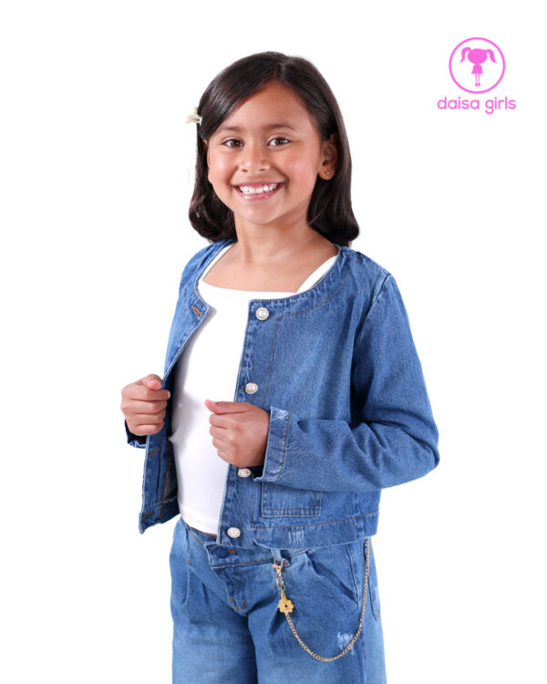 conjunto-jean-rigido-chaqueta-corta-escote-redondo-botones-bolsillos-pantalon-palazzo-flare-encauchado-pliegues-azul-medio-blanco-ropa-para-nina-daisa-girls-bogota-colombia-2