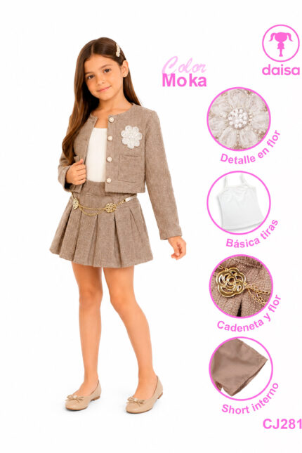 Niña luciendo conjunto de tweed color moka con chaqueta de aplique floral, básica blanca y falda short plisada, vista frontal.